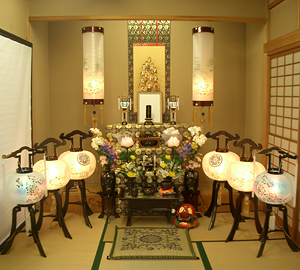 盆提灯の飾り方 盆用品 一休さんのはなおか 長野県の仏壇 墓石 墓地霊園の専門店